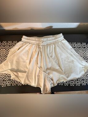 Love Tree Cream Elastic Waist Shorts